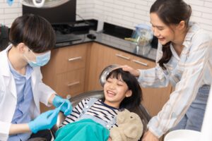 歯科医院で診察を受ける少女