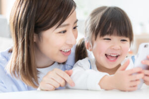 笑顔の親子