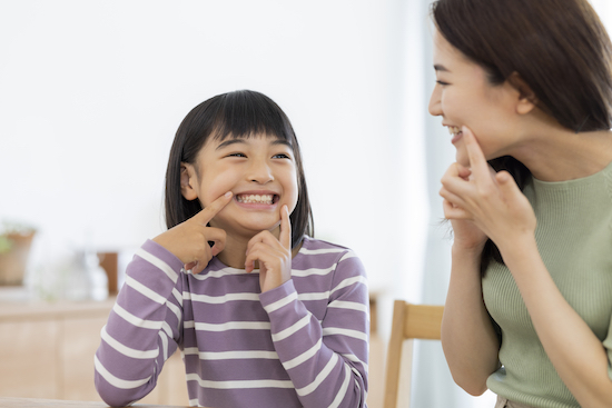歯の治療をする子供