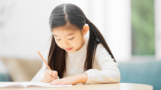 勉強をしている女の子