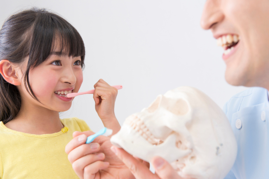 ブラッシング指導を受けている子ども