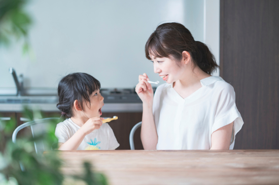 歯磨きしている親子