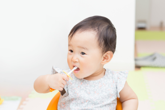 歯磨きをしている子ども