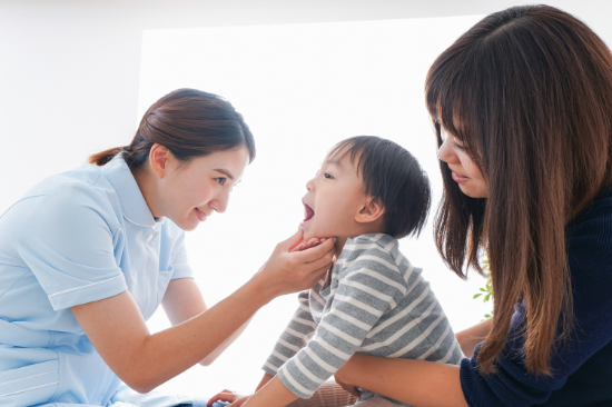 歯医者のフッ素塗布の流れとして歯科検診を受ける子ども