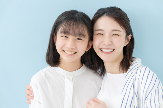 歯医者でフッ素塗布をし虫歯を予防して笑顔の親子