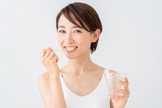 虫歯予防のため歯磨きを徹底する女性