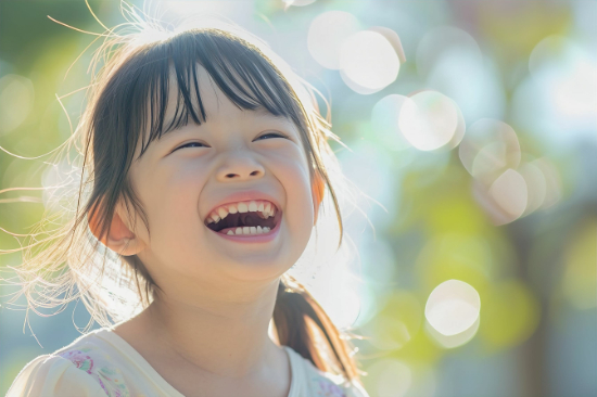 小児矯正で歯列を整え笑顔になる子ども