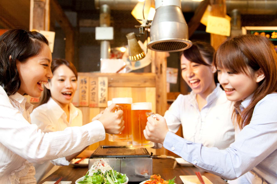 インビザラインのマウスピースをつけ忘れやすい飲み会のイメージ