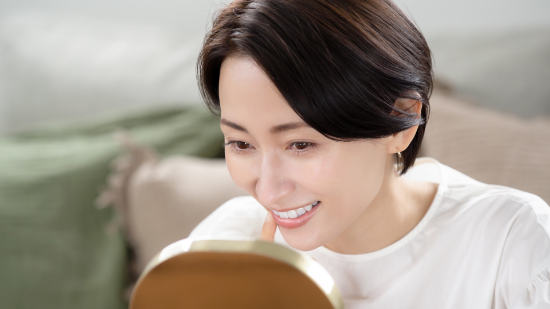 歯周病のチェックをする女性
