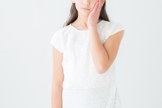 小児矯正は痛いのか考える子ども