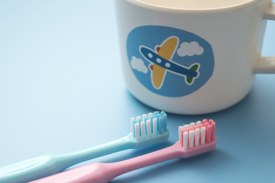 子供用の歯ブラシで毎日ケアするイメージ