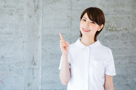 子どもの歯肉炎の種類を紹介する歯科衛生士の女性