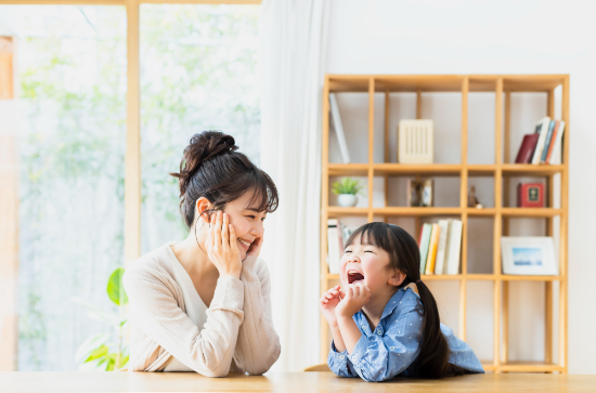 適切な歯のメンテナンスで健康に過ごす女の子と母親
