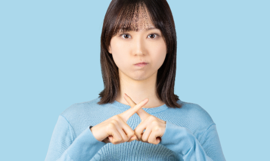 マウスピース矯正ができないと伝える女性