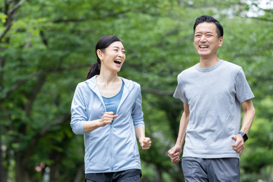 笑顔でランニングする夫婦