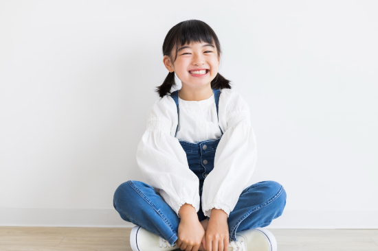 胡坐をかいて笑顔の女の子