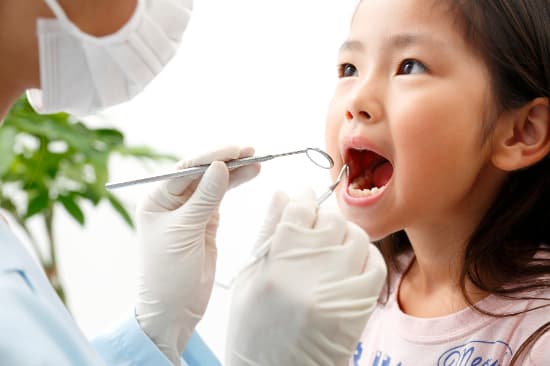歯科検診を受ける子ども