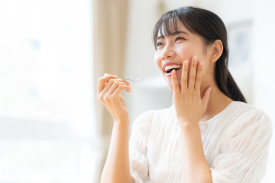 歯の痛みから解放された笑顔の女性
