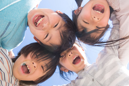 笑顔でのぞき込む子供たち
