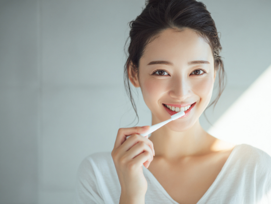 歯のクリーニング後も毎日丁寧に歯磨きをする女性