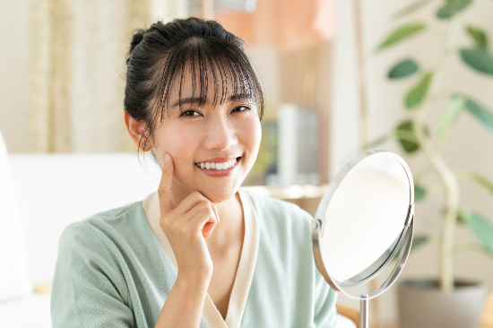 受け口を治療して嬉しそうな女性