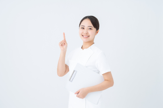 小児矯正について説明する歯科衛生士