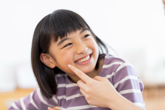 綺麗な歯並びになって嬉しそうな女の子