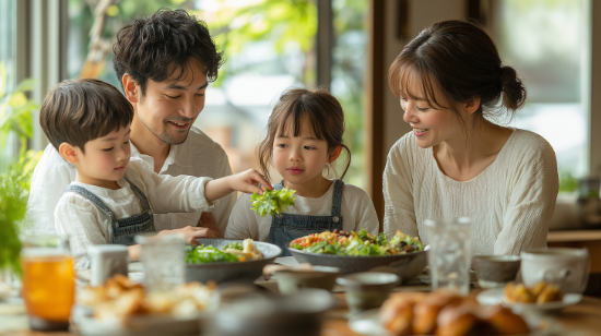 食事を楽しむ家族