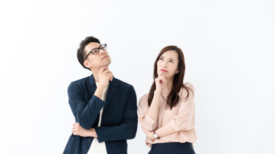 ホワイトニングは虫歯があってもできるのか考える男女