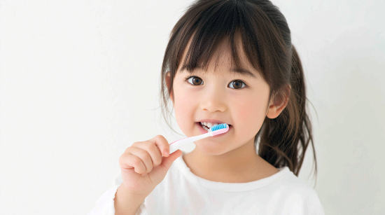 虫歯防止のために正しい歯みがきをする子ども
