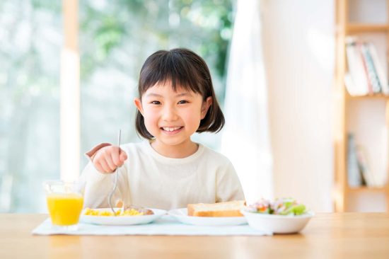 虫歯治療を終えて美味しくご飯を食べる子ども
