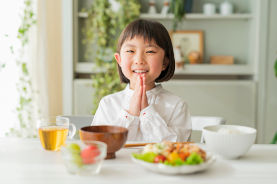 食事をする子ども