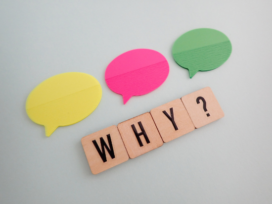 矯正治療中に歯が痛いと感じるのはなぜか疑問を持つイメージ