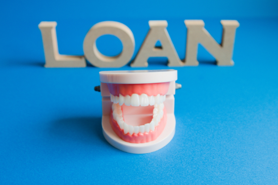 審美歯科の治療にかかる費用を抑えるためデンタルローンを利用するイメージ