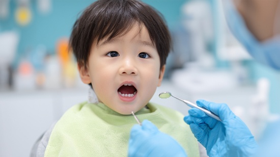 不正咬合になるのを予防するため定期検診を受診する子ども