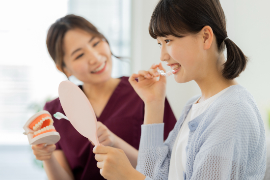 ブラッシング指導を受ける女の子