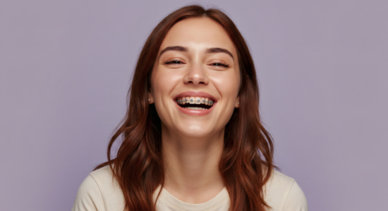 笑顔を見せるワイヤー矯正中の女性