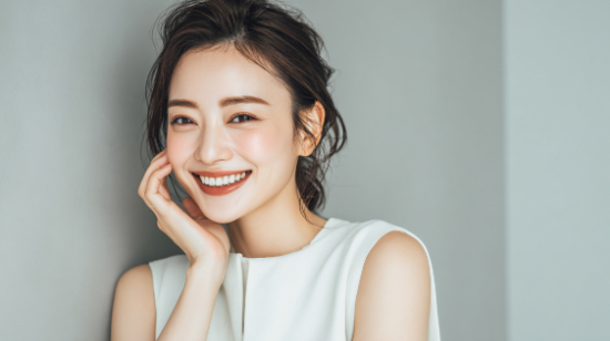 整えた美しい歯を見せて笑う女性