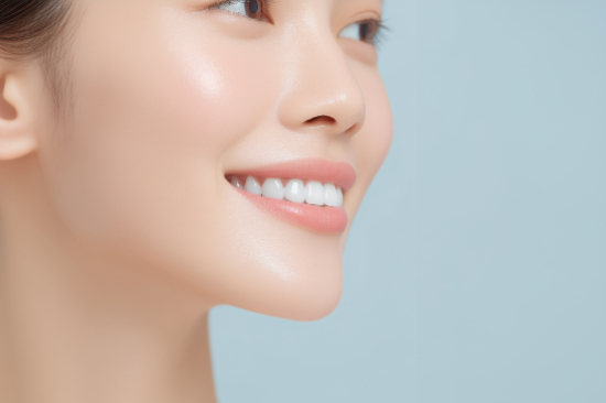 前歯が美しい女性の口元
