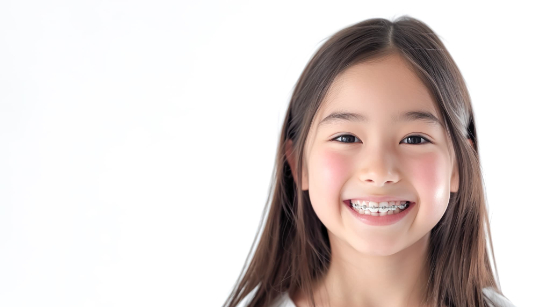 ワイヤー矯正している笑顔の子供