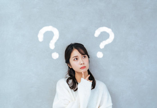 銀歯の下は虫歯になりやすいのか考える女性