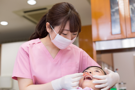 歯科医院で拡大床の装置を装着する様子