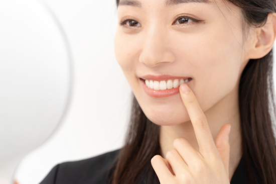 被せ物の自然な仕上がりに嬉しそうな女性