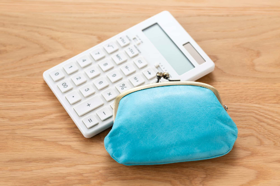床矯正にかかる費用を示す計算機とがま口財布
