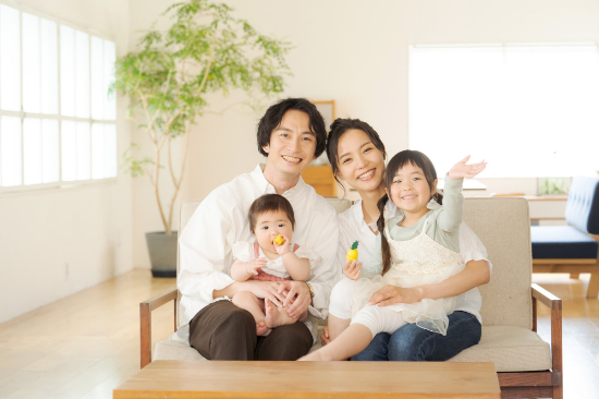 床矯正で治療した子どもと治療に満足している笑顔の両親