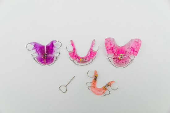 4つの床矯正の装置とネジ巻き