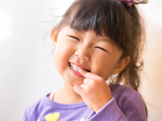 フッ素塗布で虫歯予防をしている笑顔の女の子