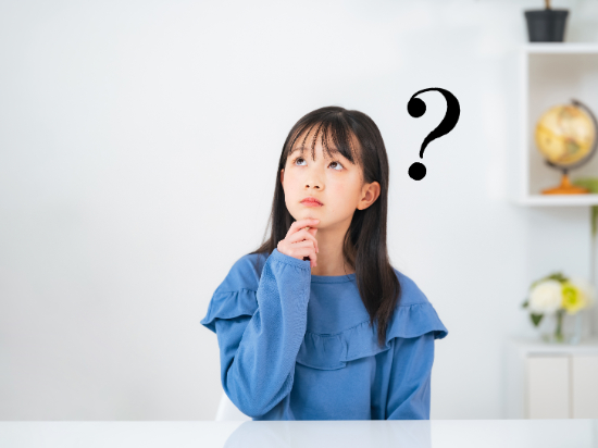 インビザライン・ファーストは何歳から受けられるのか疑問をもつ女の子