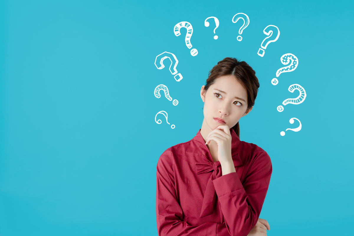 歯石を取り除くと口臭は改善するかを考えている女性