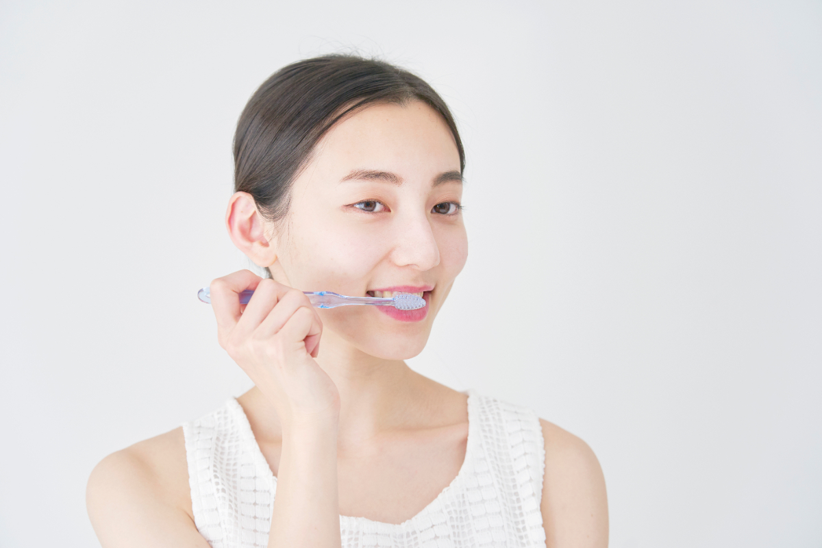 歯石を予防するために正しい歯磨きを習慣にしている女性